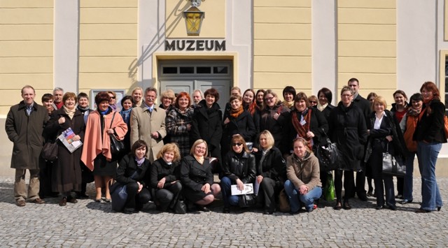 Marysia i mama idą do muzeum