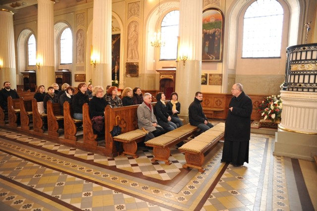 Marysia i mama idą do muzeum