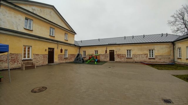 Wewnętrzny dziedziniec klasztoru pokarmelickiego