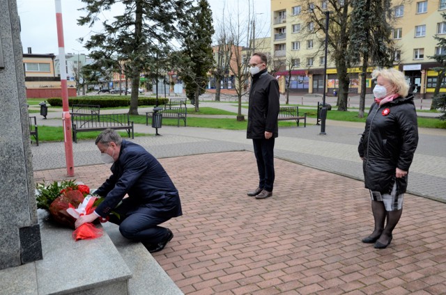 Kwiaty pod pomnikiem Niepodległości Polski składają wicestarosta Piotr Bożko oraz delegacja władz Bielska Podlaskiego