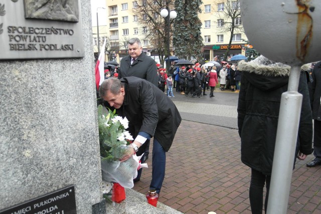 zdjęcie: Wieniec pod pomnikiem składa delegacja władz Powiatu wraz z senatorem